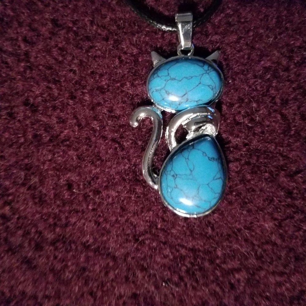 NWOT, turquoisite gemstone cat pendant, silver plate, black cord, artisan